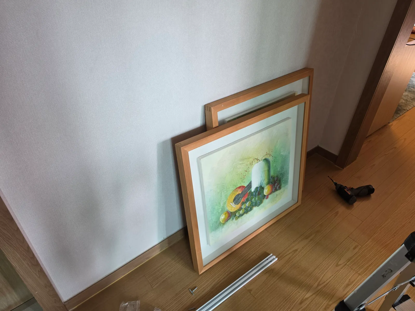 거실 · 복도 · 장식장 위, 집 안 여러 그림 설치 사진 3