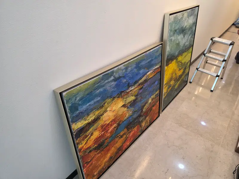 긴 건물 복도에 큰 유화 여러 점 설치 사진 4