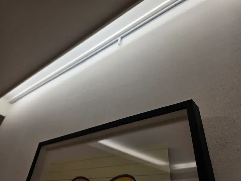 간접조명 천장 아래 그림 두 점 설치 사진 5