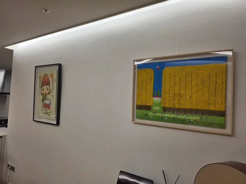 간접조명 천장 아래 액자레일