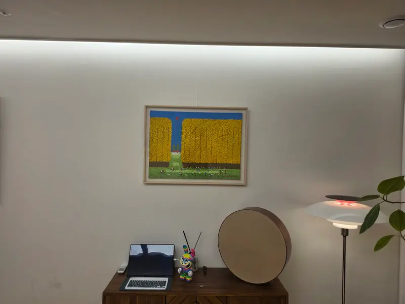 간접조명 천장 아래 그림 두 점 설치 사진 7