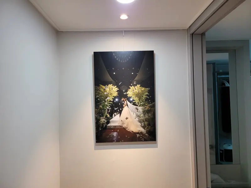 현관 복도 캔버스와 대리석 벽 액자 설치 사진 5