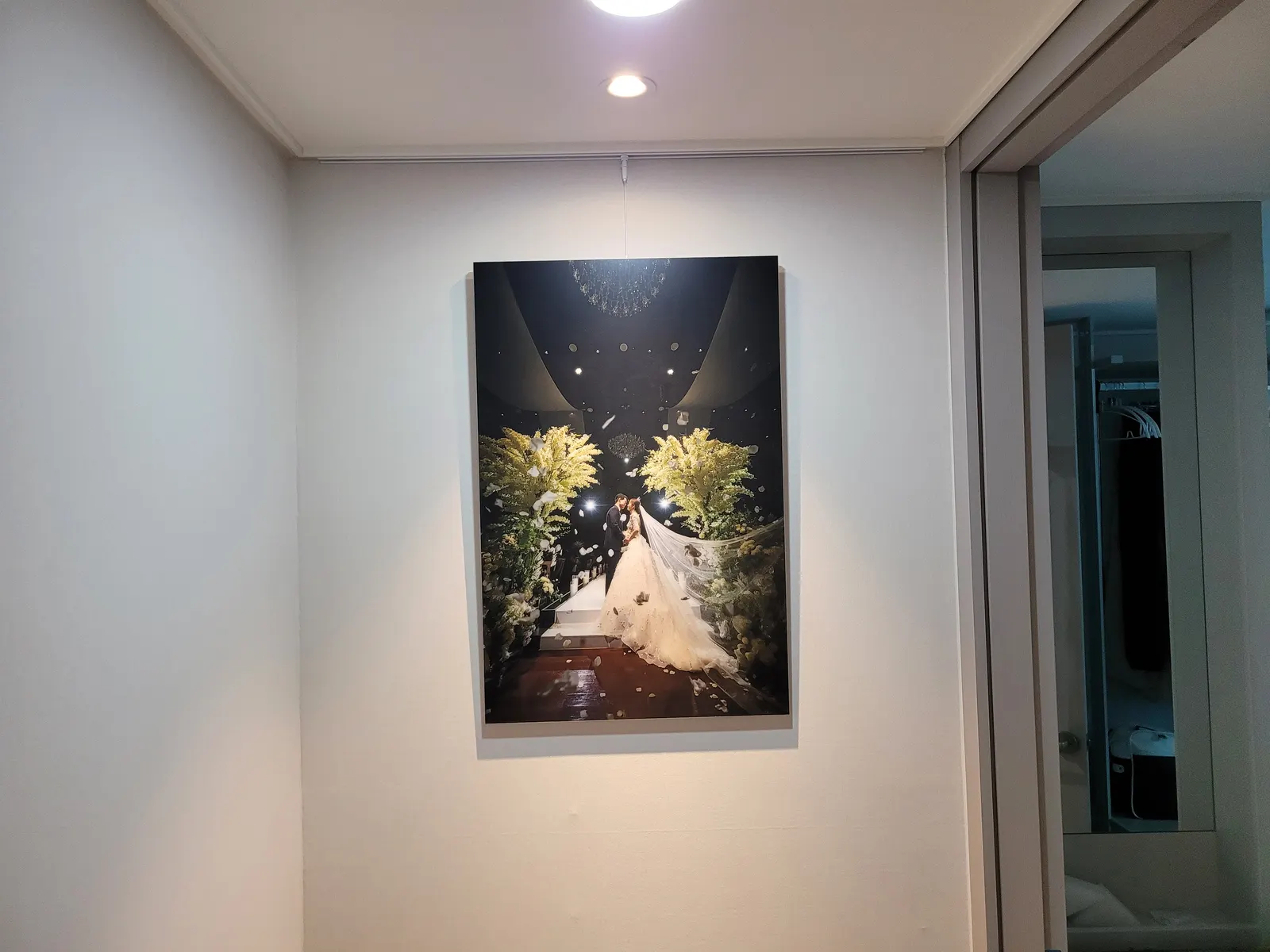 좁은 복도, 지나다니며 보는 그림 설치 사진 3