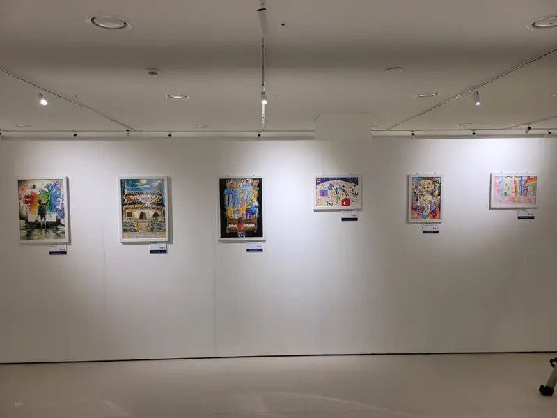 전시장 벽과 가벽을 두른 레일 설치 사진 8
