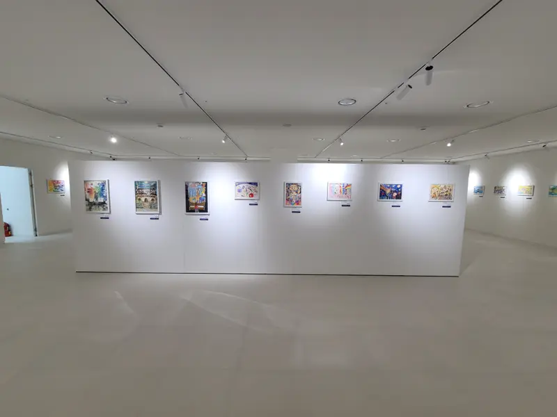 전시장 벽과 가벽을 두른 레일 설치 사진 7