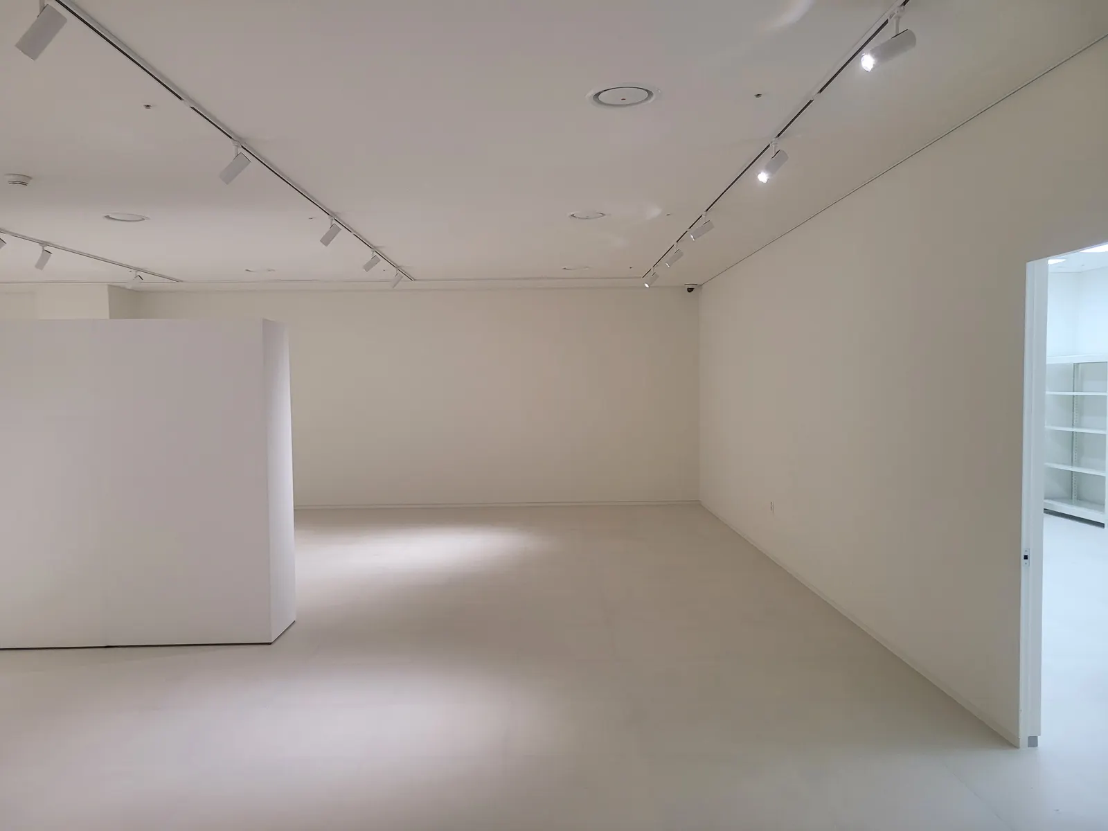 전시장 벽과 가벽에 작품을 한 줄로 설치 사진 2