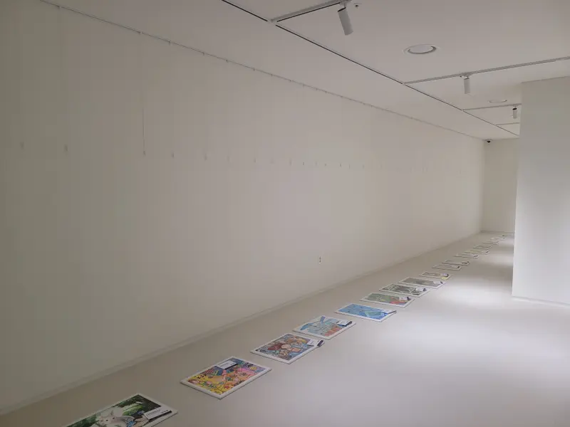 전시장 벽과 가벽에 작품을 한 줄로 설치 사진 4