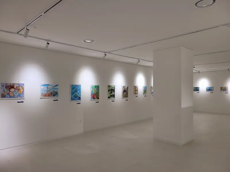전시장 벽과 가벽에 작품을 한 줄로 설치 사진 8