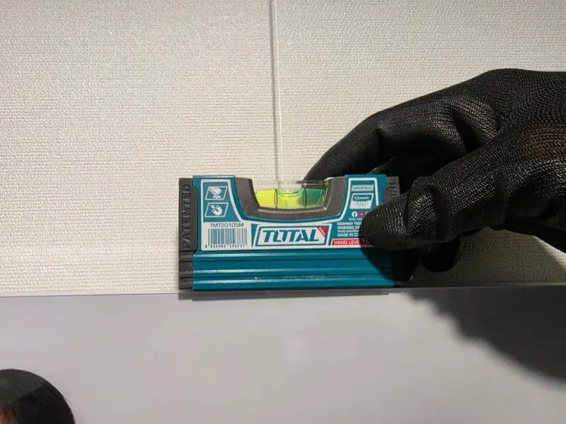 소파 위 가족사진 세 점 설치 사진 4