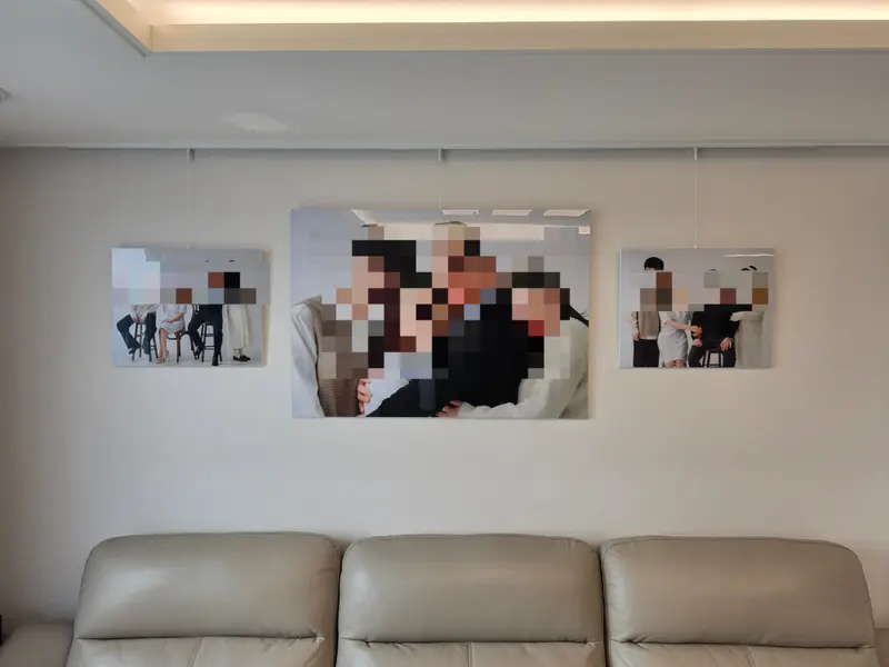 소파 위 가족사진 액자레일