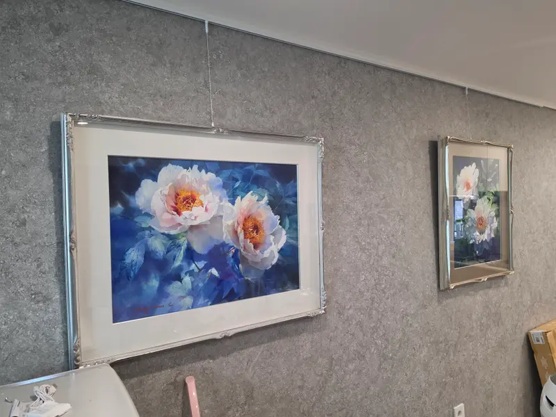 꽃 그림 두 점 액자레일