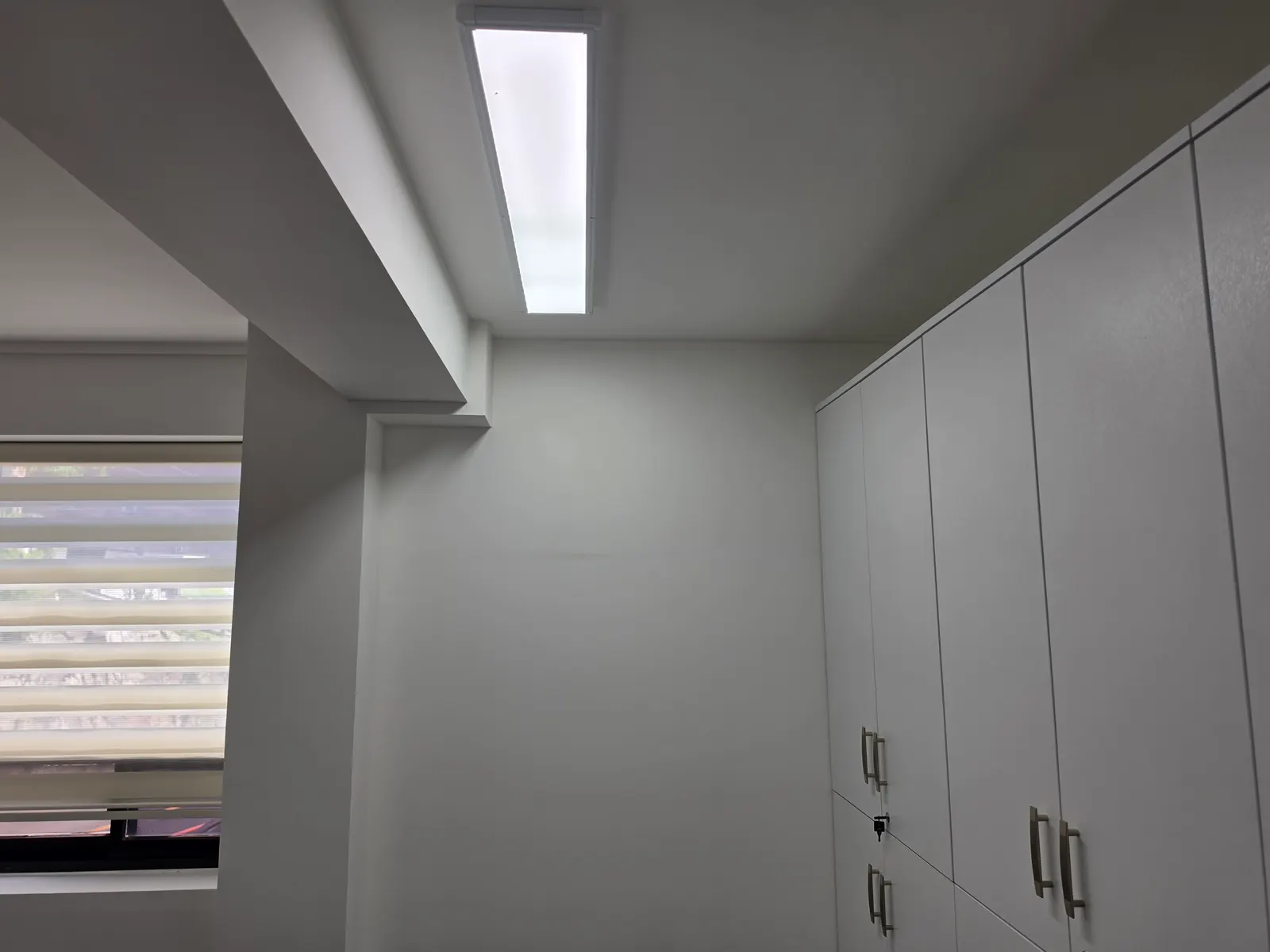 회의실 벽에 레일만 먼저 설치 사진 2
