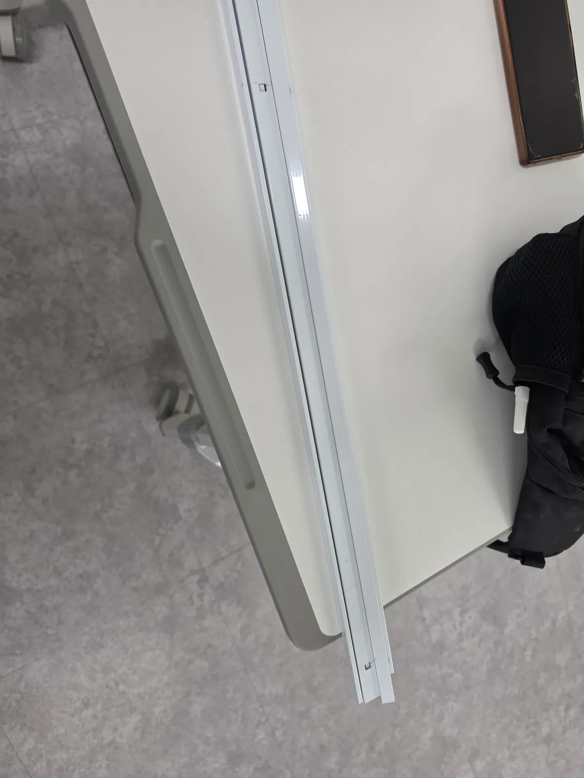회의실 벽에 레일만 먼저 설치 사진 3