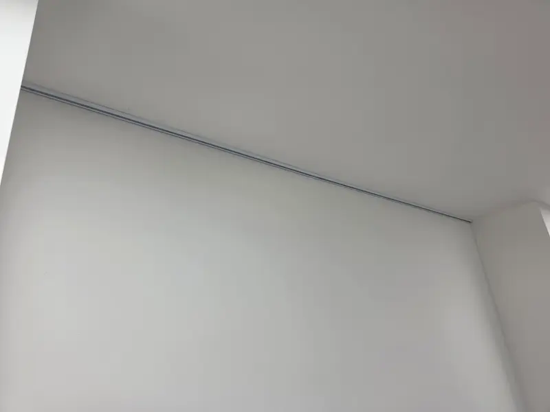 회의실 벽에 레일만 먼저 설치 사진 8