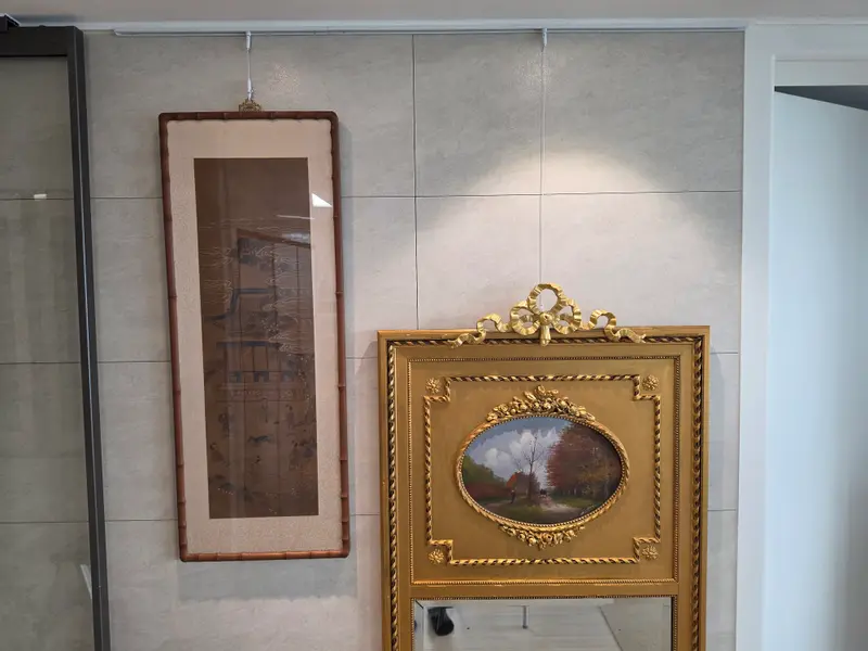 여섯 폭 동양화와 거울 옆 그림 설치 사진 8