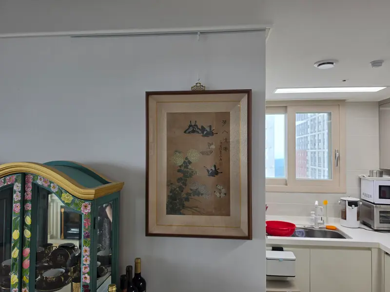 여섯 폭 동양화와 거울 옆 그림 설치 사진 9